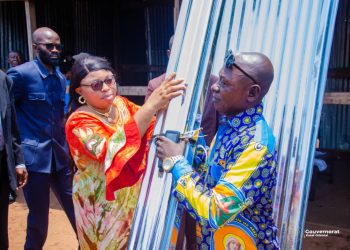 Mbuji-Mayi : La Gouverneure ai Julie Kalenga fait un don des tôles et planches à l’Institut Kalenda Mudishi pour la construction des hangars des élèves