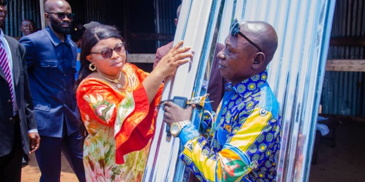 Mbuji-Mayi : La Gouverneure ai Julie Kalenga fait un don des tôles et planches à l’Institut Kalenda Mudishi pour la construction des hangars des élèves