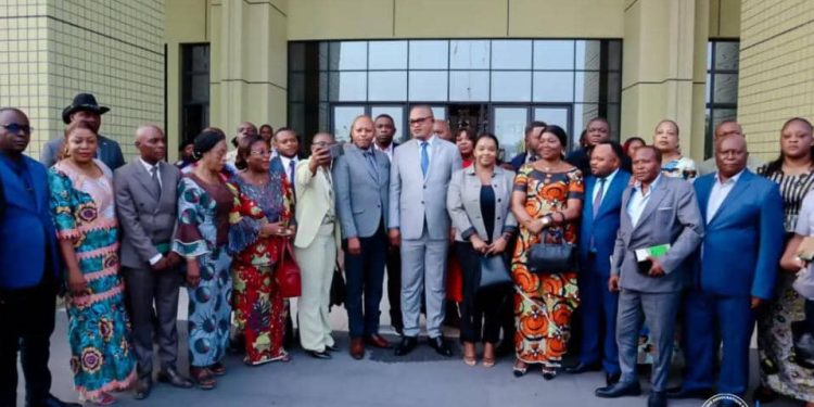 Insécurité à Kinshasa : Le ministre de l’intérieur Peter Kazadi appelle les bourgmestres à plus de responsabilité