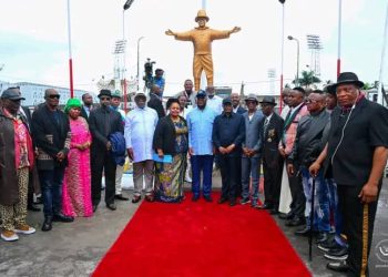 Culture-RDC : Le Président Tshisekedi a dévoilé le monument de l’artiste Papa Wemba érigé au quartier Matonge