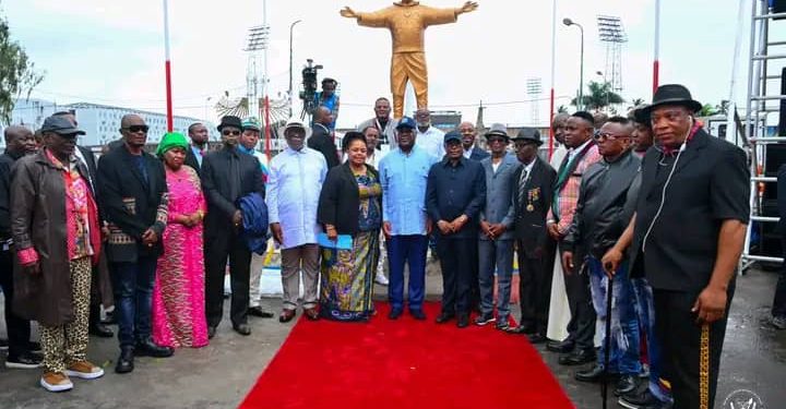 Culture-RDC : Le Président Tshisekedi a dévoilé le monument de l’artiste Papa Wemba érigé au quartier Matonge