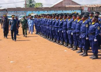 Tshopo : La police interdit tout regroupement de plus de 5 personnes, la détention et la circulation d’armes blanches à Kisangani (Communiqué)