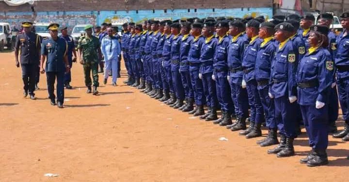 Tshopo : La police interdit tout regroupement de plus de 5 personnes, la détention et la circulation d’armes blanches à Kisangani (Communiqué)