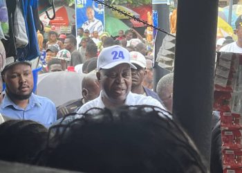 Présidentielle 2023 : Adolphe Muzito candidat président au °24 lance sa campagne de proximité à Kinshasa