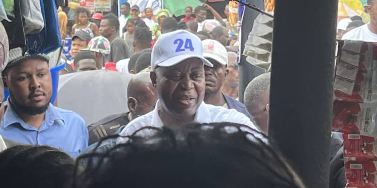 Présidentielle 2023 : Adolphe Muzito candidat président au °24 lance sa campagne de proximité à Kinshasa
