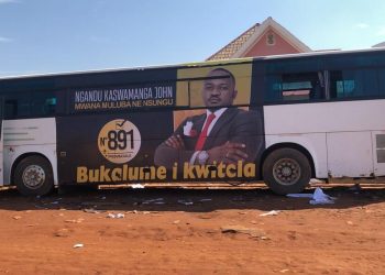 Lubumbashi : le candidat député provincial N°891 Ngandu Kaswamanga met à la disposition de la population des bus de transport gratuit