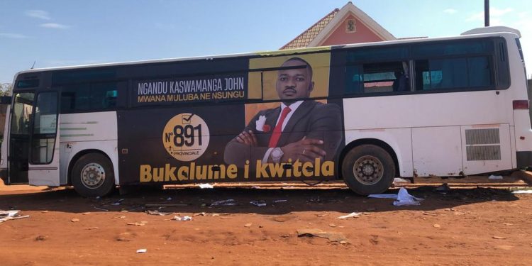 Lubumbashi : le candidat député provincial N°891 Ngandu Kaswamanga met à la disposition de la population des bus de transport gratuit
