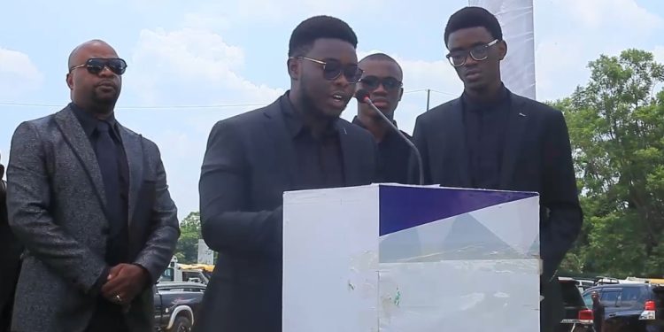 Obsèques d’Abdoul Awazi :« Triste de voir des gens qui ont profité du décès de mon père afin d’enfoncer le couteau dans l’énorme plaie de ma mère » (Daniel Musafiri Madoua fils du défunt)