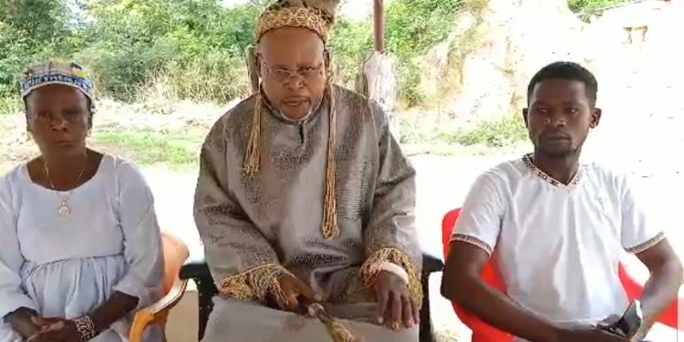 Kasumbalesa : Auprès du chef coutumier Kombo, des émissaires de l’UDPS plaident pour la levée de l’interdiction d’enterrement de leurs membres dans un cimetière local