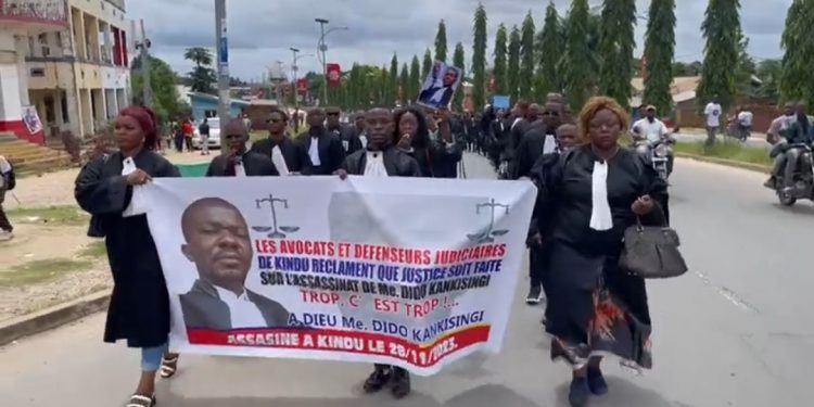 Kindu : Les avocats et défenseurs judiciaires dans la rue pour réclamer que justice soit faite sur l’assassinat de Dido Kankisingi