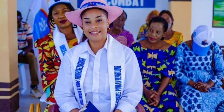 Likasi: La candidate députée Béatrice Kalombo Yav a offert plusieurs sacs d’engrais aux cultivateurs de PANDA