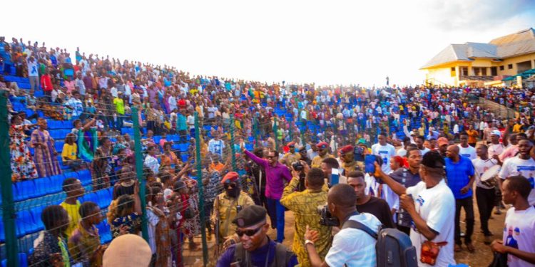 Mbuji-Mayi : le DG de l’ARSP Miguel Kashal expose à plus de 20 mille personnes les réussites de Félix Tshisekedi dans la sous-traitance