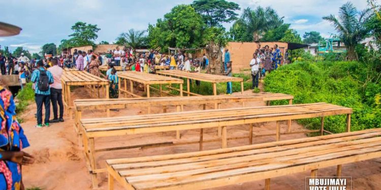 Mbuji-Mayi : le gouvernement provincial apprête les stands pour les marchandes du petit marché de Bobila