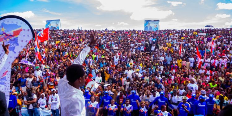 Kasumbalesa: le DG Miguel Kashal appelle des milliers des personnes au Stade SODIMICO à soutenir Félix Tshisekedi pour la promotion de la Sous-traitance.