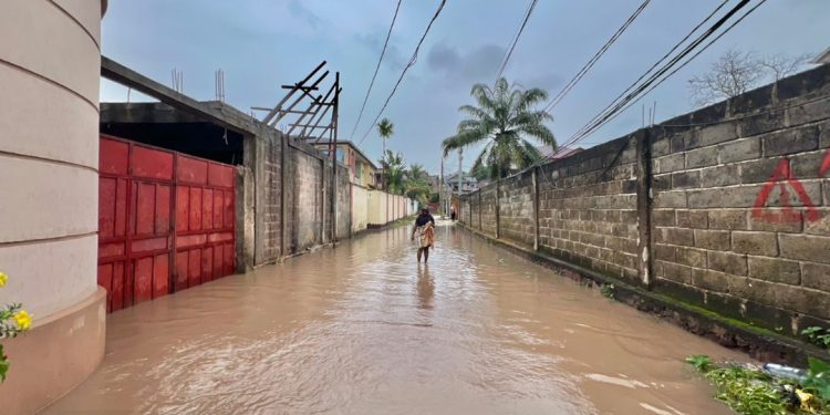 Débordement des eaux du fleuve à Kinshasa: La population du Quartier Pompage vit désormais les pieds dans l’eau
