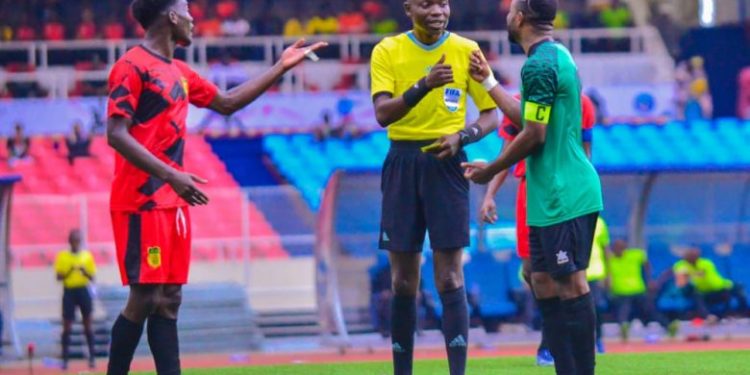 LINAFOOT : 3 arbitres suspendus pour violation du règlement en vigueur (Communiqué)