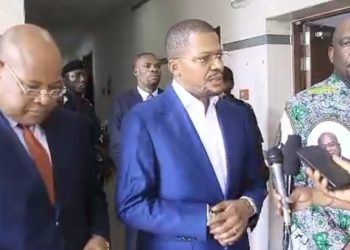 Rareté des produits pétroliers à Kinshasa: Didier Budimbu exhorte les sociétés pétrolières à poursuivre la desserte des stations-services