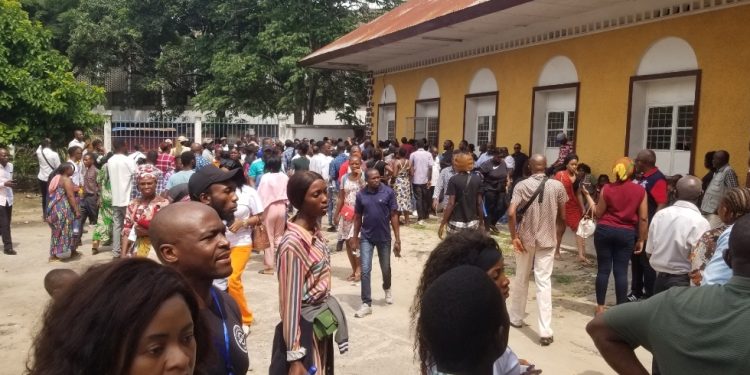 Élections 2023: déploiement en cours des machines à voter dans plusieurs centres de vote à Kinshasa (10h46)