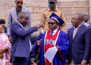 ESU – Kasaï-Oriental : Le ministre Muhindo Nzangi remet les véhicules aux professeurs ordinaires à Mbuji-Mayi