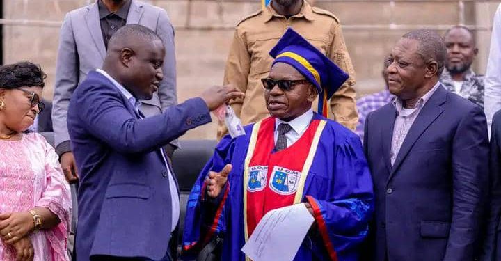 ESU – Kasaï-Oriental : Le ministre Muhindo Nzangi remet les véhicules aux professeurs ordinaires à Mbuji-Mayi