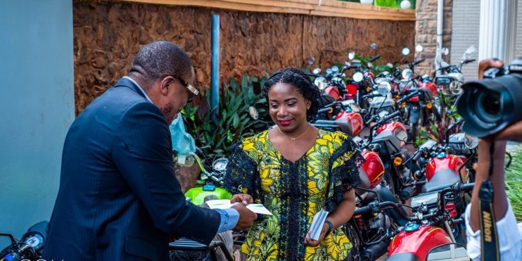 Lubumbashi : Élu député national , Checain Malandji remet à travers son épouse 65 motos neuves aux mobilisateurs des cellules de base en guise de geste de gratitude