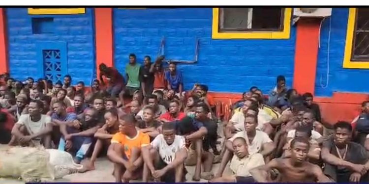 Kinshasa : Après l’arrestation de plus de 280 nouveaux kuluna, la police continue l’opération de ratissage quartier par quartier