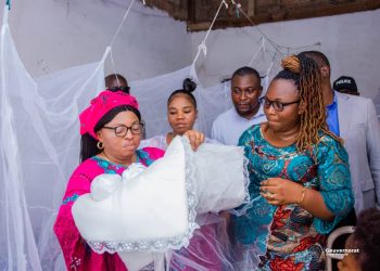 Kasaï-Oriental : La Gouverneure ai Julie Kalenga prend soin d’un nouveau-né jeté dans la fosse septique par sa mère biologique à Bipemba