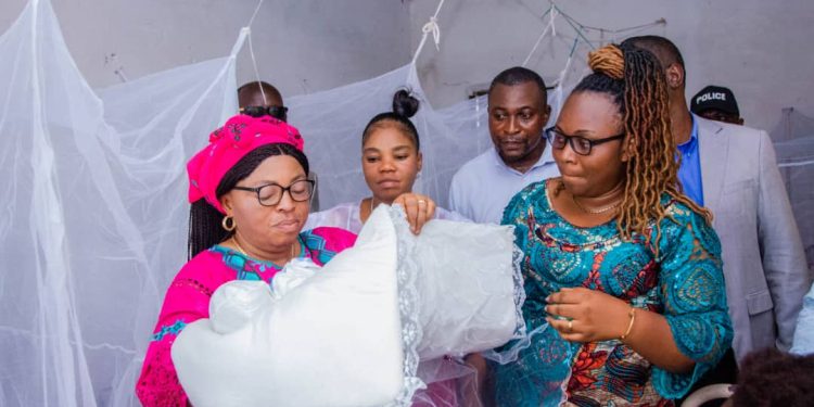 Kasaï-Oriental : La Gouverneure ai Julie Kalenga prend soin d’un nouveau-né jeté dans la fosse septique par sa mère biologique à Bipemba