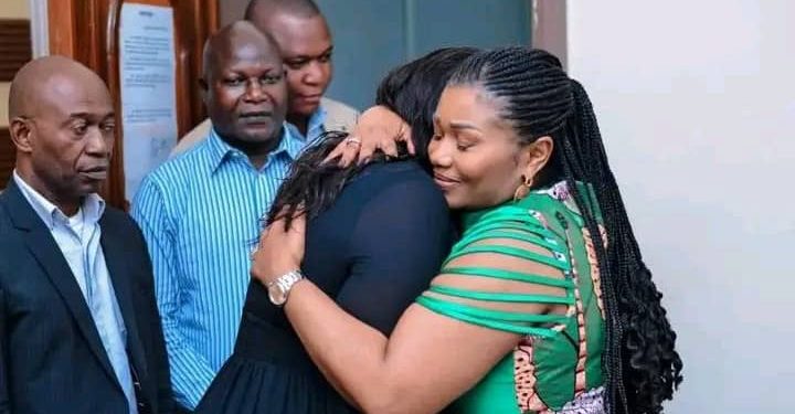 Culture-RDC : LA DG du Fonds de Promotion Culturelle a échangé avec la famille biologique de l’artiste Shaka Kongo sur l’organisation des obsèques