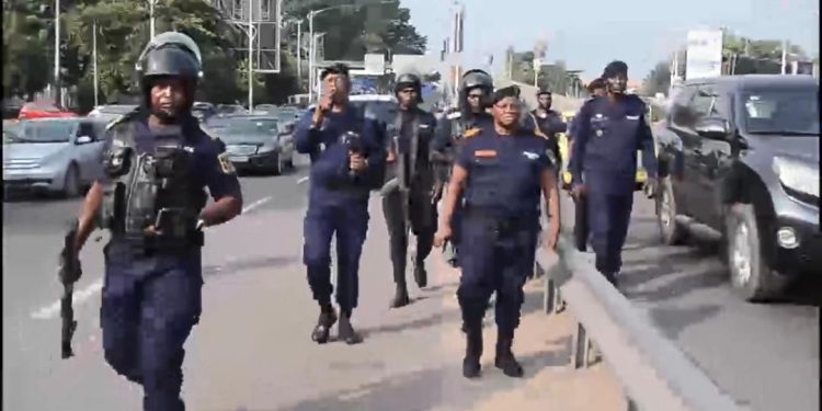 Kinshasa : La police appelle la population à ne plus prendre les taxis motos dans la commune de la Gombe (communiqué)