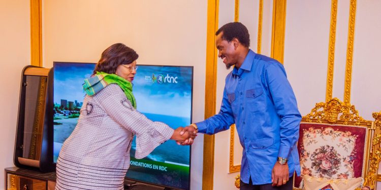 Sous-traitance : le DG de l’ARSP Miguel Kashal a reçu le plaidoyer de la députée nationale Mireille Kyungu pour la promotion des entrepreneurs locaux dans le Haut-Katanga