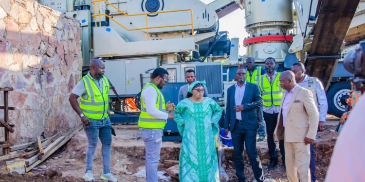 Modernisation des routes au Kasaï-Oriental : La Gouverneure ai visite les installations de l’entreprise Johnny Matala company (JMC ) chargée de moderniser 14 km de Mbuji-Mayi