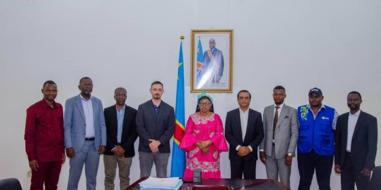 Kasaï-Oriental : le gouvernement provincial et Mahydro signent les contrats de concession pour la distribution du courant électrique à Keena Nkuna, Katende et Tshibombo