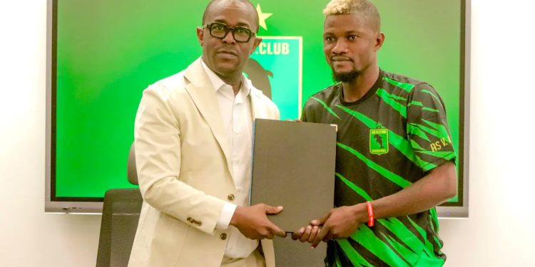 Héritier Luvumbu après la signature de son contrat : « J’ai été accueilli avec succès dans mon pays, surtout par la grande famille V.Club, parce que je suis le fils de la maison »