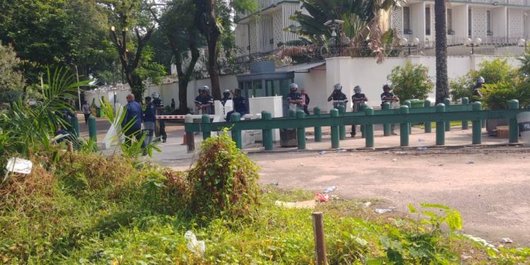 Kinshasa : Plusieurs écoles consulaires fermées , des manifestants dans la rue , la police déployée devant les ambassades occidentales