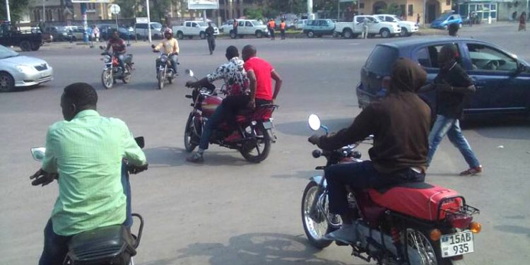 Kinshasa : Malgré les mesures prises par les autorités, les motocyclistes opèrent sans inquiétude à Gombe ce mardi