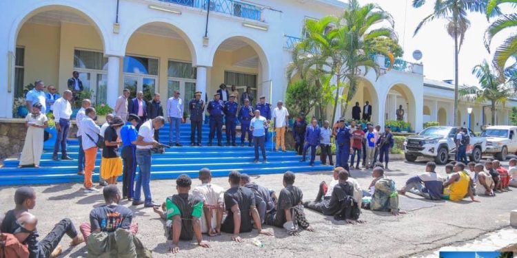 Haut-Katanga : Plus de 14 bandits arrêtés par la police ont été présentés au Gouverneur Jacques Kyabula Katwe