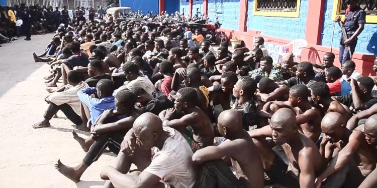 Insécurité à Kinshasa : 520 présumés bandits interpellés par la police nationale, après un bouclage organisé par plusieurs commissariats de la ville