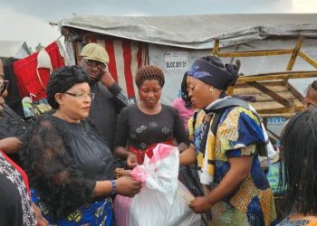 Mois de la femme : la ministre du Genre Mireille Masangu assiste les déplacés de guerre au site de Bushagara au territoire de Nyirangongo