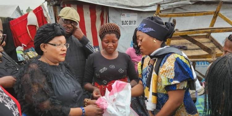 Mois de la femme : la ministre du Genre Mireille Masangu assiste les déplacés de guerre au site de Bushagara au territoire de Nyirangongo