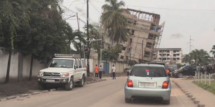 Effondrement d’un immeuble à Gombe : L’hôtel de ville restreint l’accès à l’avenue Kilolo Musampa