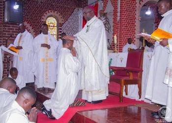 Lomami : Ordination de 2 prêtres et 5 diacres par le nouvel archevêque Félicien Ntambwe à Kabinda