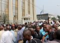 Kinshasa : Pour 4 mois d’impaiement de leurs primes, des agents des services d’assiette des ministères assiègent depuis mercredi le ministère des finances