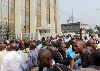 Kinshasa : Pour 4 mois d’impaiement de leurs primes, des agents des services d’assiette des ministères assiègent depuis mercredi le ministère des finances