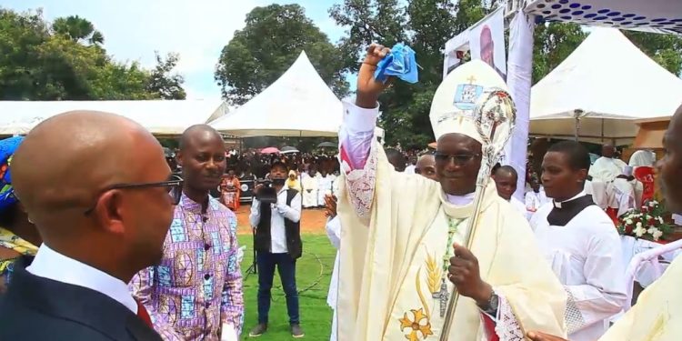 Haut-Katanga : Le gouvernement provincial offre une jeep Land-cruiser au nouvel evêque de Kilwa-Kasenga pour assurer sa mobilité