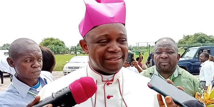 Conflit Mbole-Lengole : L’Evêque auxiliaire de Kisangani, Léonard Ndjadi sollicite l’implication du Chef de l’Etat pour le retour des déplacés dans leurs villages