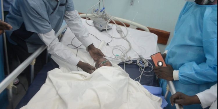 Haut-Katanga : Jacques Kyabula prend en charge les soins médicaux d’un enfant de 3 mois touché par une balle perdue à la tête à Likasi