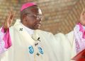 Archidiocèse de Kinshasa: La chancellerie condamne le traitement dégradant que les Services officiels de l’Aéroport de N’djili ont réservé au Cardinal AMBONGO (Communiqué)