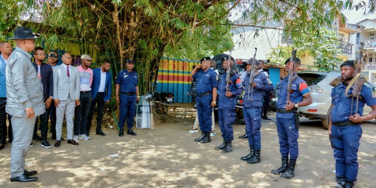 Peter Kazadi : « Le Président de la République m’a instruit de mettre fin au phénomène Kuluna. Nous allons traquer sérieusement ces hors-la-loi »