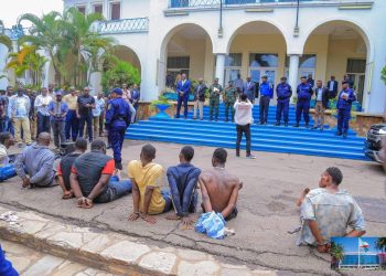 Insécurité chronique à Lubumbashi : 27 voleurs à main armée présentés au Gouverneur Jacques Kyabula par la police nationale